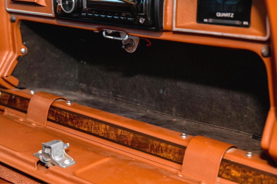 Детали интерьера Jeep Grand Wagoneer LS1 V8 1984 года  (фото 47 из 179)